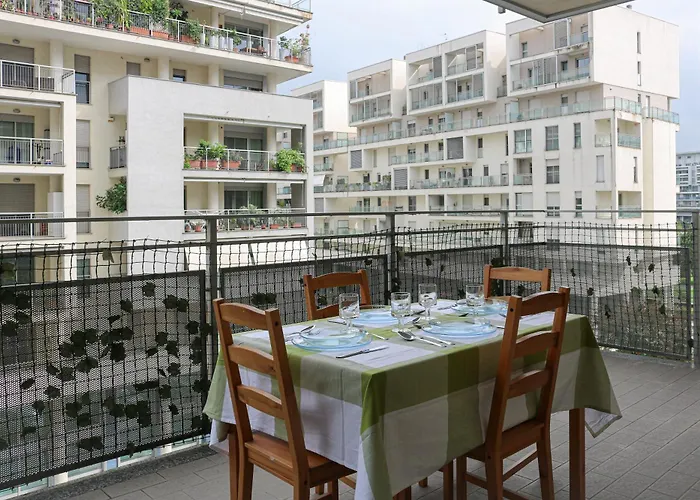 Urban Balcony Hideaway - 3 People
