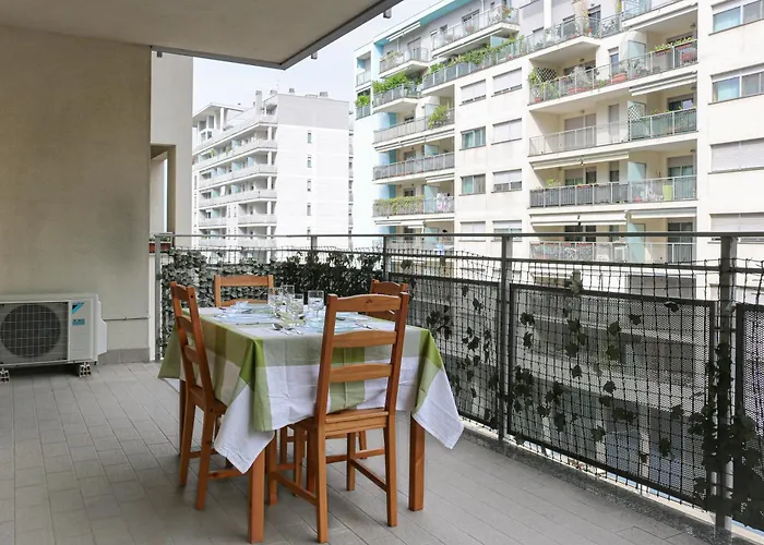 Urban Balcony Hideaway - 3 People